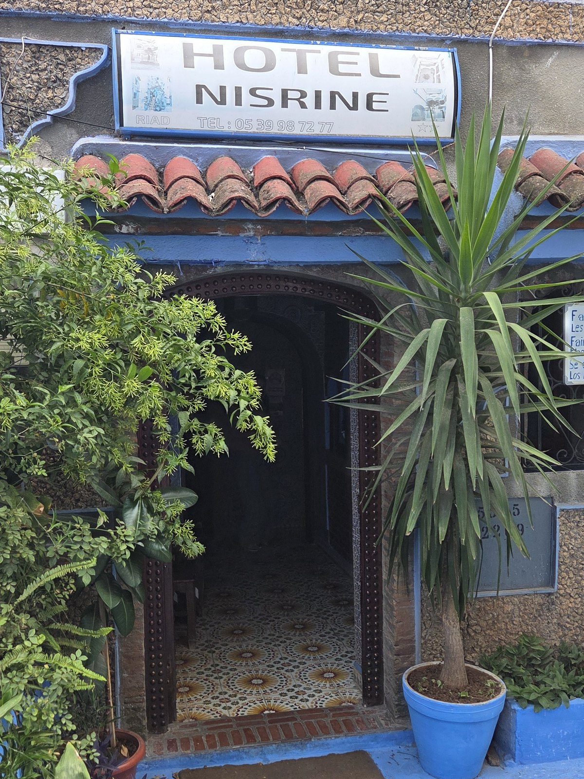 Voici la porte de l'hôtel, en face de la fontaine