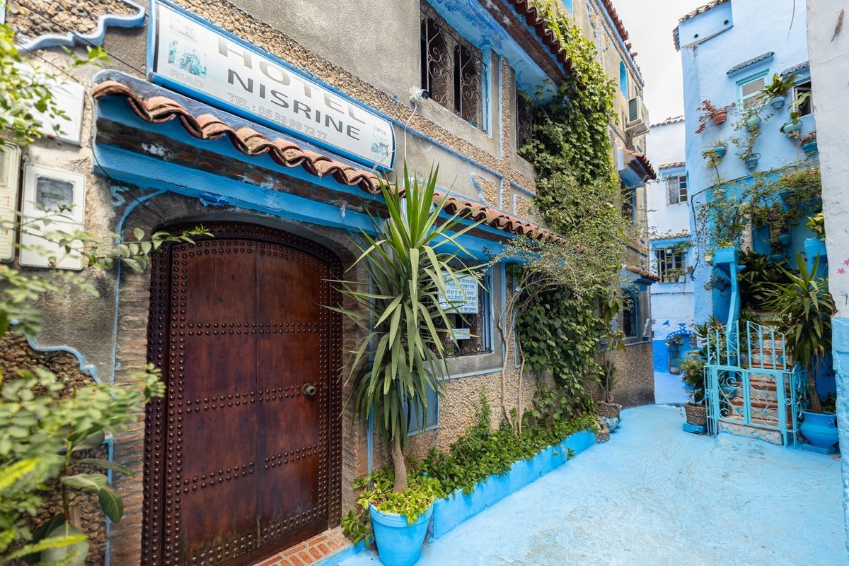 Façade bleue de l'Hôtel Nisrine dans la médina de Chefchaouen