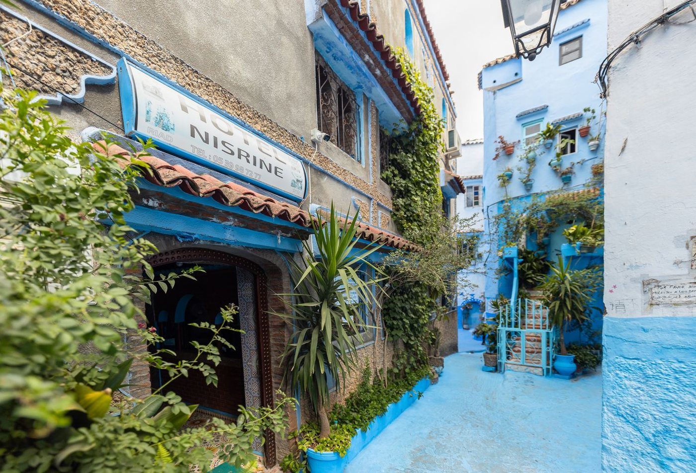 Façade bleue de l'Hôtel Nisrine, riad de la médina de Chefchaouen